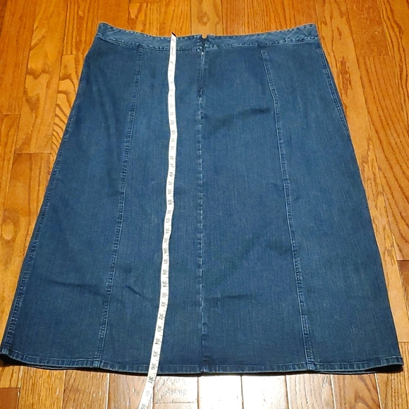 LIKE NEW: WOMENS COVINGTON JEAN SKIRT - Picture 5 of 5